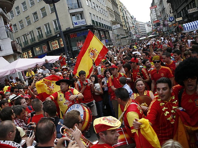 Spaniens mest kända hejarklacksledare “Manolo el del Bombo” dirigerar festandet med sin trumma.